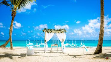 Beach blue wedding ceremony decor