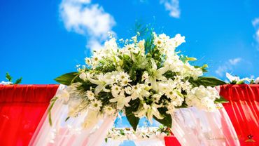 Red wedding floral decor