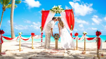 Beach red wedding ceremony decor Beach red wedding ceremony decor