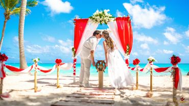 Beach red wedding ceremony decor