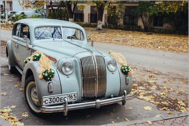 Vintage autumn wedding transport