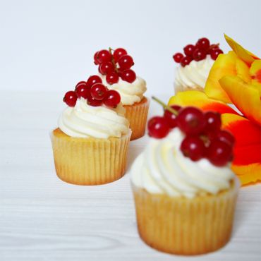 Red wedding cupcakes