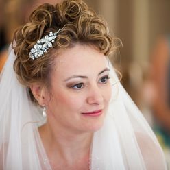 Bridal hair and make-up