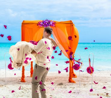 Overseas orange wedding ceremony decor