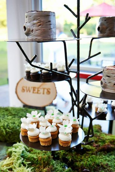 Outdoor ivory wedding cupcakes