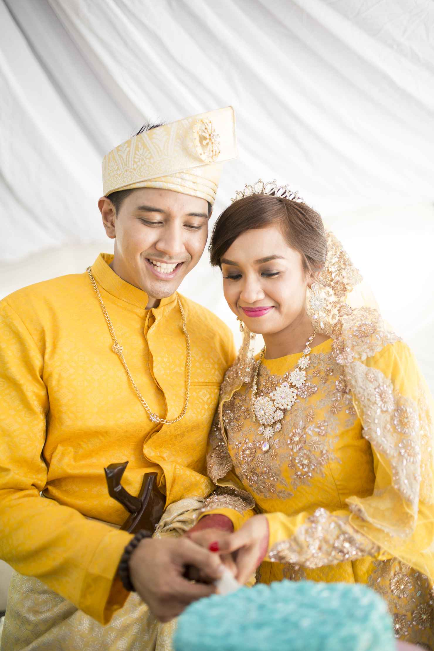 Ethnical yellow wedding photo session ideas