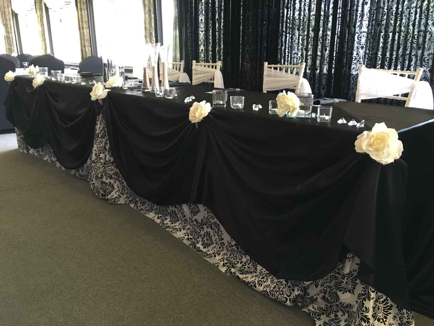 Overseas black wedding reception decor