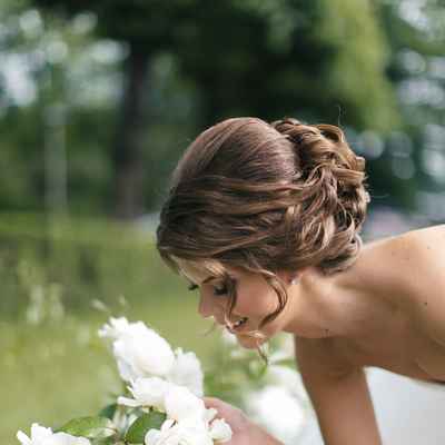 Outdoor bridal hair and make-up
